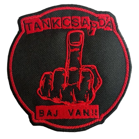 BAJ VAN!! felvarró - piros